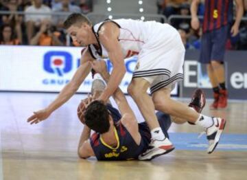 El base norteamerico del Real Madrid Jaycee Carrol lucha por el balón con el escolta español del F.C. Barcelona Álex Abrines.