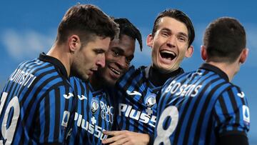 Duv&aacute;n Zapata celebrando un gol con sus compa&ntilde;eros de Atalanta.