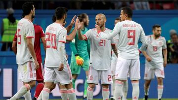 Los jugadores de España se felicitan tras ganar a Irán.