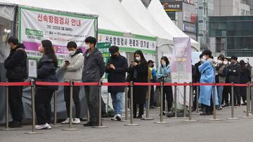 People wait in line to be tested for the Covid-19 coronavirus at a virus testing centre in Seoul on March 17, 2022, after South Korea's daily infections rose sharply to hit a new high of over 600,000. (Photo by Jung Yeon-je / AFP)