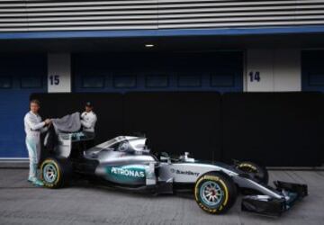Hamilton y Rosberg mostraron el W06 antes de empezar los test, un coche con una pinta tremenda y que amenaza con ser incluso más rápido que en 2014.