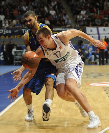 Este ala-pívot belga formó parte de la disciplina de la sección desde octubre de 2004 hasta enero de 2010. Más de cinco años que llegaron a su fin con la llegada de Messina al banquillo. En un primer momento salió como cedido al Bilbao Basket. En Miribill