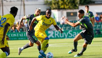 Yussi Diarra junto a Bodiger y Cristian Rodríguez en el partido que enfrentaba al Cádiz y al Ceuta en El Palmar.