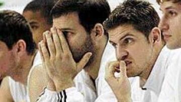 <b>IMPOTENCIA.</B> Las caras de Mulaomerovic, Reyes, Núñez y Angulo reflejan perfectamente lo que sucedió ayer en la pista de La Fonteta.