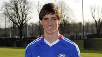 <b>ESTRENO. </b>Fernando Torres posa con la camiseta del Chelsea.