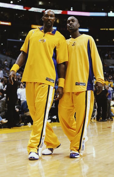 El equipo por excelencia de esta lista, el que la cierra y en el que todo el mundo piensa cuando recuerda un superequipo que acabó en fracaso. Karl Malone y Gary Payton se rebajaban considerablemente sus salarios y llegaban a un equipo que había conseguido tres anillos en los últimos cuatro años y, con ellos, volvía a ser el principal favorito. Pero todo salió mal: la denuncia por agresión sexual de Kobe Bryant antes de empezar fue una sombra que planeó constantemente por encima del equipo. Y la relación, ya irrecuperable, de la Mamba Negra y Shaquille O’Neal había explotado hasta límites insospechados. Los problemas físicos de Malone fueron una constante y Phil Jackson, siempre más favorable al pívot (al contrario que Tex Winter, que apoyaba al escolta), se hartó de la batalla y no fue renovado por Jerry Buss, que prescindió de sus servicios (volvería solo un año después) y traspasó a Shaquille para quedarse con Kobe, su preferido. Tal y como fue el curso, que ese equipo disputara las Finales fue casi un milagro. En ellas, los Pistons les apearon por 4-1 y acabaron con un proyecto que, cuando hubo paz entre sus dos máximas estrellas, fue una auténtica dinastía. Desde luego, la joya de la corona de una lista de ilustres fracasos que tiene a esos Lakers como principales integrantes. 