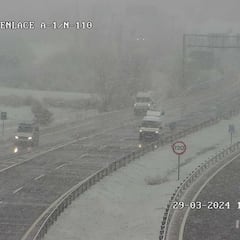 Carreteras: peligro en la A-1 y la A-6, secundarias cortadas y mucha nieve