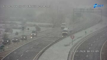 Carreteras: peligro en la A-1 y la A-6, secundarias cortadas y mucha nieve