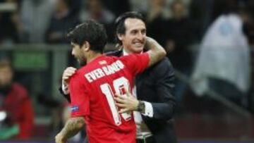 Banega con Emery tras la final
