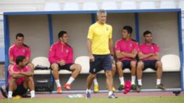 Quique Seti&eacute;n (c) durante un entrenamiento de Las Palmas.