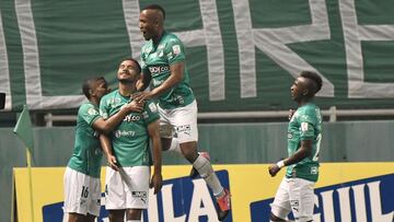 Jugadores del Deportivo Cali celebran un gol ante Deportes Tolima