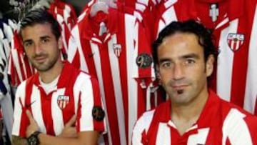 Mora, Portillo y Paco Peña posan con la camiseta, un homenaje a los 90 años de historia del Hércules, con la que jugó el conjunto alicantino contra el Guadalajara.