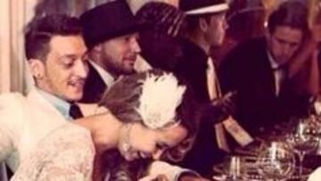 Özil se fue de fiesta el día que el Chelsea ganó al Arsenal 6-0