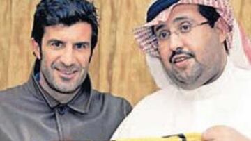 <b>PRESENTADO. </b>Figo posó el pasado día 5 con la que será su camiseta a partir de julio de este año.