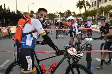 Miguel Indurain, antes de tomar la salida en una etapa de la Titan Desert.