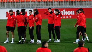 Un grupo de jugadores capitaneados por Koke se preparan para hacer un ejercicio en el Cerro ayer. Est&aacute; Thomas, Vrsaljko, Felipe, Jo&atilde;o...