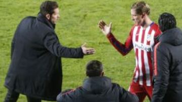 Torres, con Simeone tras ser sustituido en el partido.