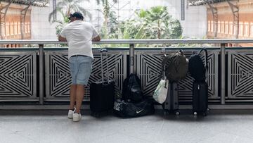 Un hombre con varias maletas en la estación de trenes Puerta de Atocha-Almudena Grandes, a 28 de junio de 2024, en Madrid (España). La compañía ferroviaria española Renfe ha sacado al mercado más de 7,5 millones de plazas para viajar este verano en alta velocidad y larga distancia. Esos 7,5 millones de billetes corresponden a 22.450 trenes AVE y de larga distancia, entre el 1 de julio y el 15 de septiembre.
28 JUNIO 2024;RENFE;TREN;FERROCARRIL;FERROVIARIA;PLAZAS;AVE;VIAJE;VERANO
Eduardo Parra / Europa Press
28/06/2024