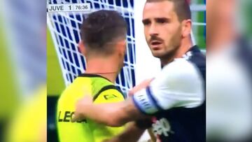 El gesto de Bonucci con el árbitro durante el Inter-Juve que ha desatado la polémica...