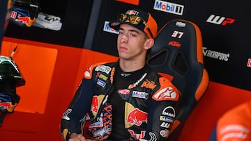 Pedro Acosta, en el box de KTM.
