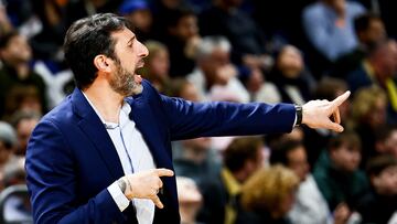 Berlin (Germany), 01/02/2024.- Valencia's head coach Alex Mumbru reacts during the Euroleague Basketball match between Alba Berlin and Valencia Basket, in Berlin, Germany, 01 February 2024. (Baloncesto, Euroliga, Alemania) EFE/EPA/Filip Singer
