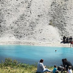 Una laguna azul turquesa que encanta a turistas, pero es tóxica