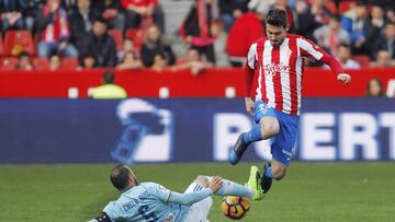 GRA380. GIJÓN, 26/02/2017.- El centrocampista del Sporting de Gijón Moi Gómez (d) intenta superar al chileno Marcelo Díaz, del Celta de Vigo, durante el partido de la jornada 24ª de Liga en Primera División que se juega esta tarde en el estadio del Molinón, en Gijón. EFE/Alberto Morante