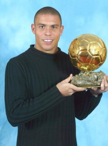 En el año 2002, después de ganar el Mundial, Ronaldo recibió su segundo balón de oro.