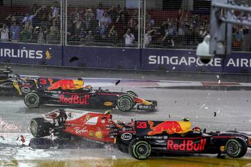 Verstappen toca a Raikkonen y 谷ste se lleva por delante a Vettel que sigue a duras penas. La inercia del Ferrari del finland谷s hace un recto en la primera curva y se atropella al Mclaren de Alonso que se puso 3? en la salida.