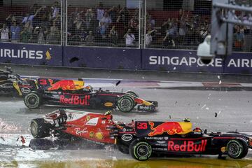 Verstappen toca a Raikkonen y éste se lleva por delante a Vettel que sigue a duras penas. La inercia del Ferrari del finlandés hace un recto en la primera curva y se atropella al Mclaren de Alonso que se puso 3º en la salida.