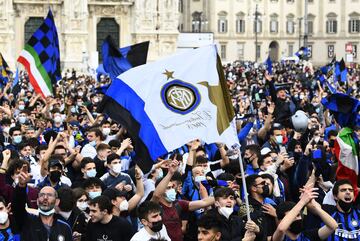 Cientos de personas, sin ninguna distancia de seguridad, celebran en la Piazza Duomo de Milán el campeonato de la liga italiana.