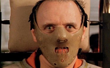 En los últimos años de su carrera ha hecho sobre todo pequeñas apariciones en superproducciones como Thor, en la que interpretaba al dios Odin. Pero si de malos se trata, Hopkins ha interpretado con maestría a uno de los mejores de todos los tiempos. Cómo olvidar al Hannibal Lecter de El silencio de los corderos. Una actuación tan magistral como inolvidable y eso que tan solo sale 25 minutos de la hora y 58 minutos que dura la película.
Dónde ver: Filmin