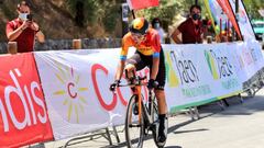 Pello Bilbao llega a la meta durante la prueba masculina de contrarreloj de los Campeonatos de Espa&ntilde;a de Ciclismo en Ruta de Ja&eacute;n.