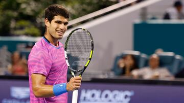 Carlos Alcaraz celebra su victoria ante Lorenzo Musettien el Miami Open.