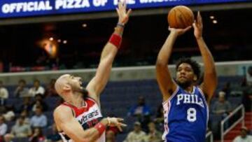 Jahlil Okafor lanza sobre Marcin Gortat.