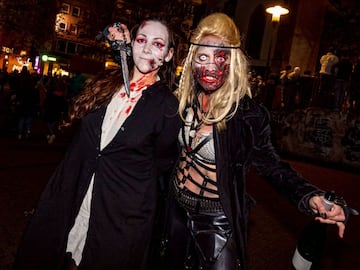 31 October 2021, North Rhine-Westphalia, Essen: A zombie pirate threatens an undead. After a year&#039;s break from Corona, several hundred people dressed up again this year for the &quot;Zombiewalk&quot; through the city on Halloween.  *** Local Caption *** .