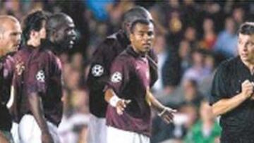 <b>TONTA ROJA. </b>Van Persie fue expulsado por una tontería.