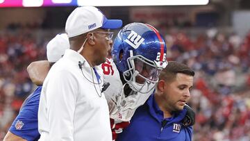 GLENDALE, ARIZONA - SEPTEMBER 17: Saquon Barkley #26 of the New York Giants is helped off the field during the fourth quarter in the game against the Arizona Cardinals at State Farm Stadium on September 17, 2023 in Glendale, Arizona. Christian Petersen/Getty Images/AFP (Photo by Christian Petersen / GETTY IMAGES NORTH AMERICA / Getty Images via AFP)