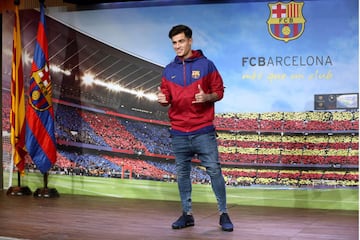 Ayer a su llegada al Camp Nou posó para los medios gráficos vestido con el chándal del club azulgrana.