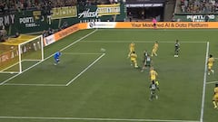 ¡Clavó el balón arriba! Felipe Mora anotó un golazo y vuelve con todo