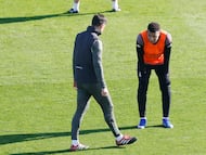Xabi Alonso y Mbappé, en el entrenamiento a puerta abierta.