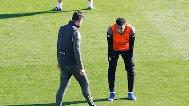 Xabi Alonso y Mbappé, en el entrenamiento a puerta abierta.