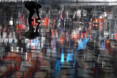 Un miembro del personal arregla el hielo antes de la Final B de persecución por equipos masculina de patinaje de velocidad. 