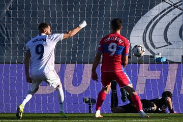 ¡¡EMPATA BENZEMA!! ¡Sacó Kroos en corto el córner hacia Modric, centró el croata perfecto al segundo palo y el delantero francés remató de cabeza ajustando el balón al palo lejos del alcance de Badía!