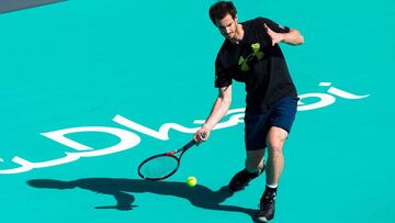Andy Murray devuelve una bola durante un entrenamiento en el torneo de exhibici&oacute;n de Abu Dhabi.
