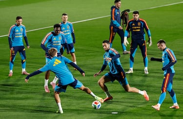Samu Omorodion, Pablo Barrios y Mikel Merino.