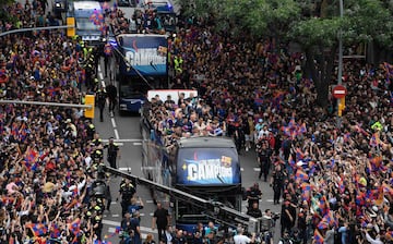 El recorrido de la rúa comenzó a las 18:00 en el Spotify Camp Nou. Desde ahí salieron los autobuses del equipo masculino y el femenino para celebrar juntos sus respectivos títulos ligueros.