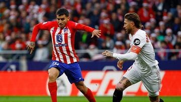 Soccer Football - LaLiga - Atletico Madrid v Sevilla - Metropolitano, Madrid, Spain - December 23, 2023 Atletico Madrid's Angel Correa in action with Sevilla's Sergio Ramos REUTERS/Susana Vera