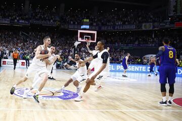 Jaycee Carroll celebra el triunfo junto a sus compañeros.