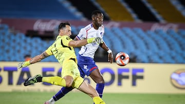 AME801. MONTEVIDEO (URUGUAY), 01/02/2026.- Sebastian Britos (i) de Peñarol disputa un balón con Gonzalo Carneiro de Nacional este domingo, en un partido por la final de la Supercopa de Uruguay entre Peñarol y Nacional en el estadio Centenario en Montevideo (Uruguay). EFE/ Gastón Britos